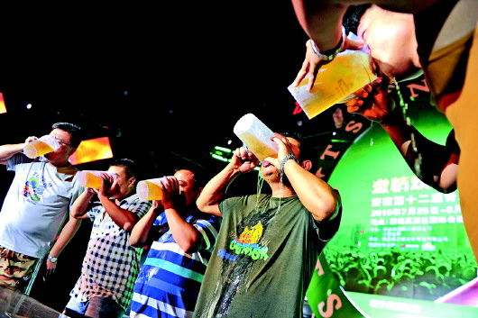秋季是吃地摊喝瓶酒免不了,适量喝酒增加91视频下载免费